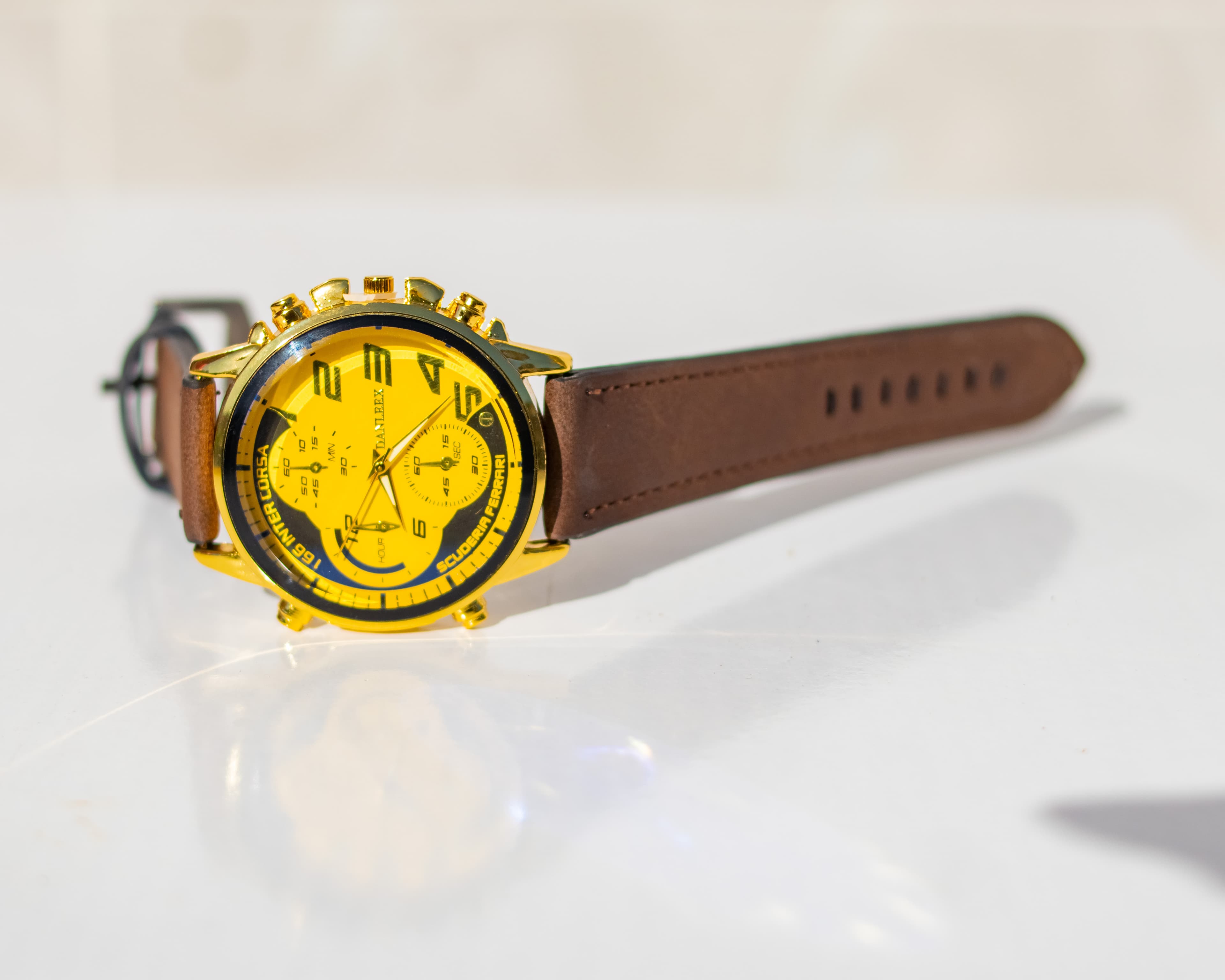 Luxurious gold-tone dial with brown leather straps