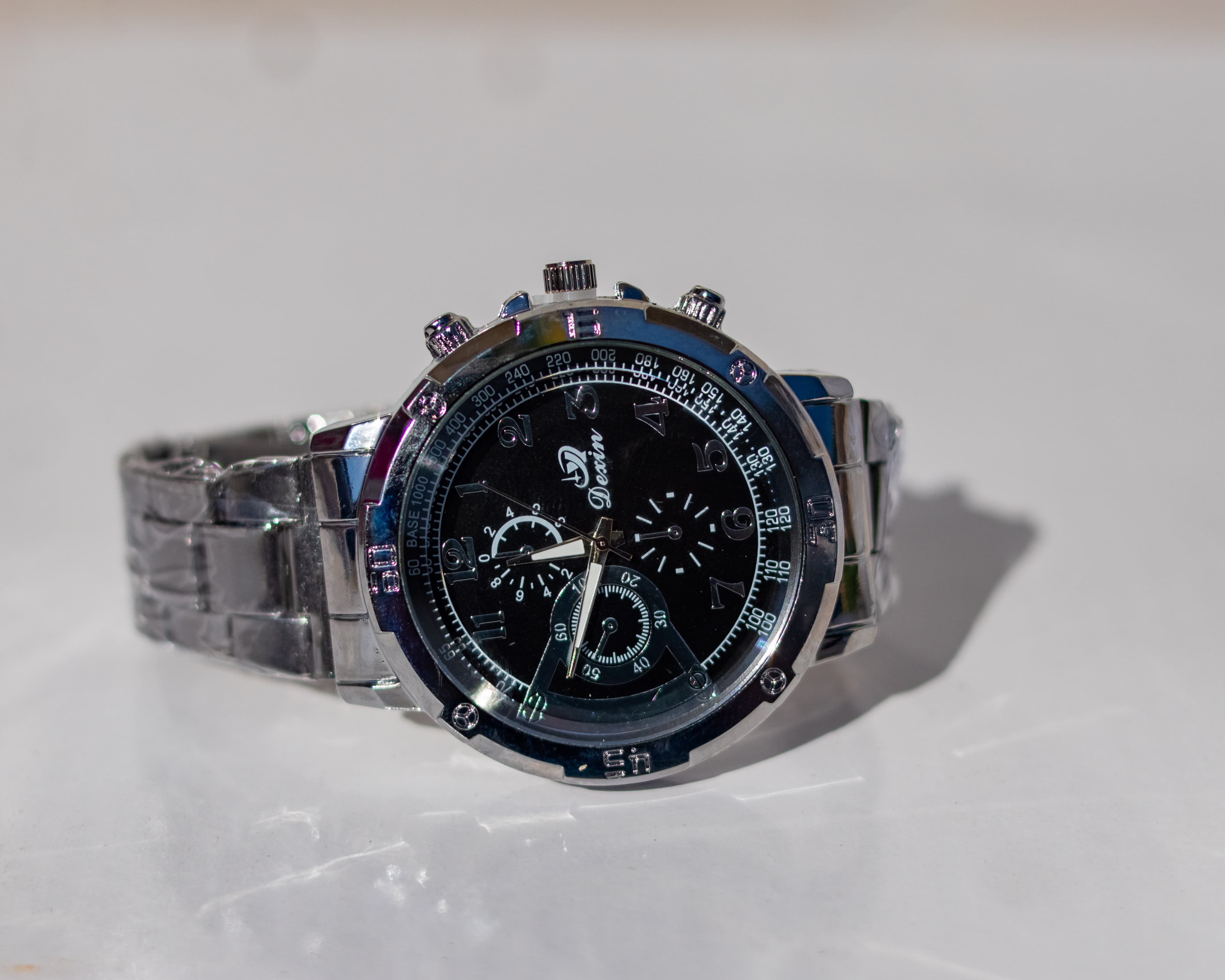Silvery black-dial men wristwatch