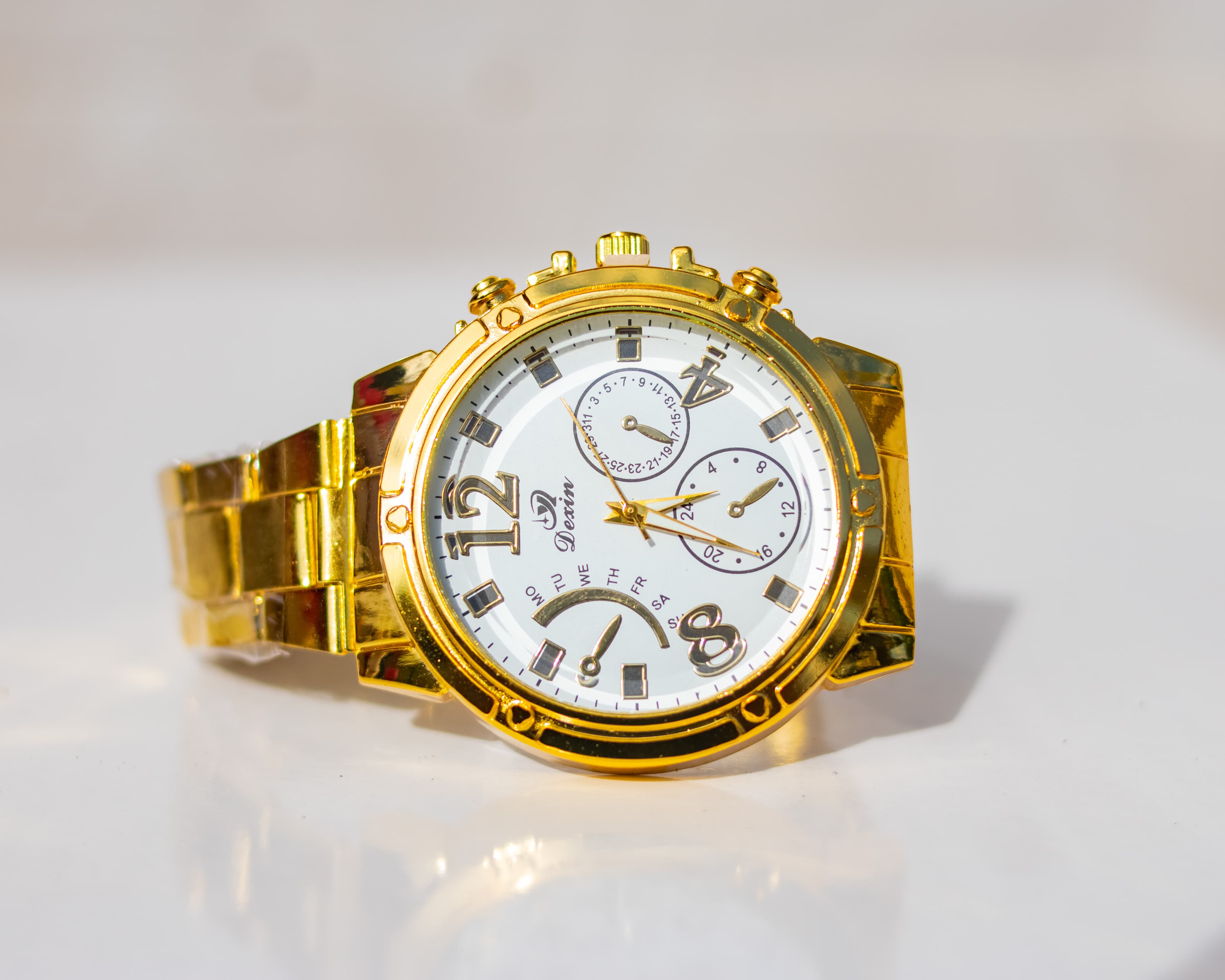 Classy bossy gold wristwatch