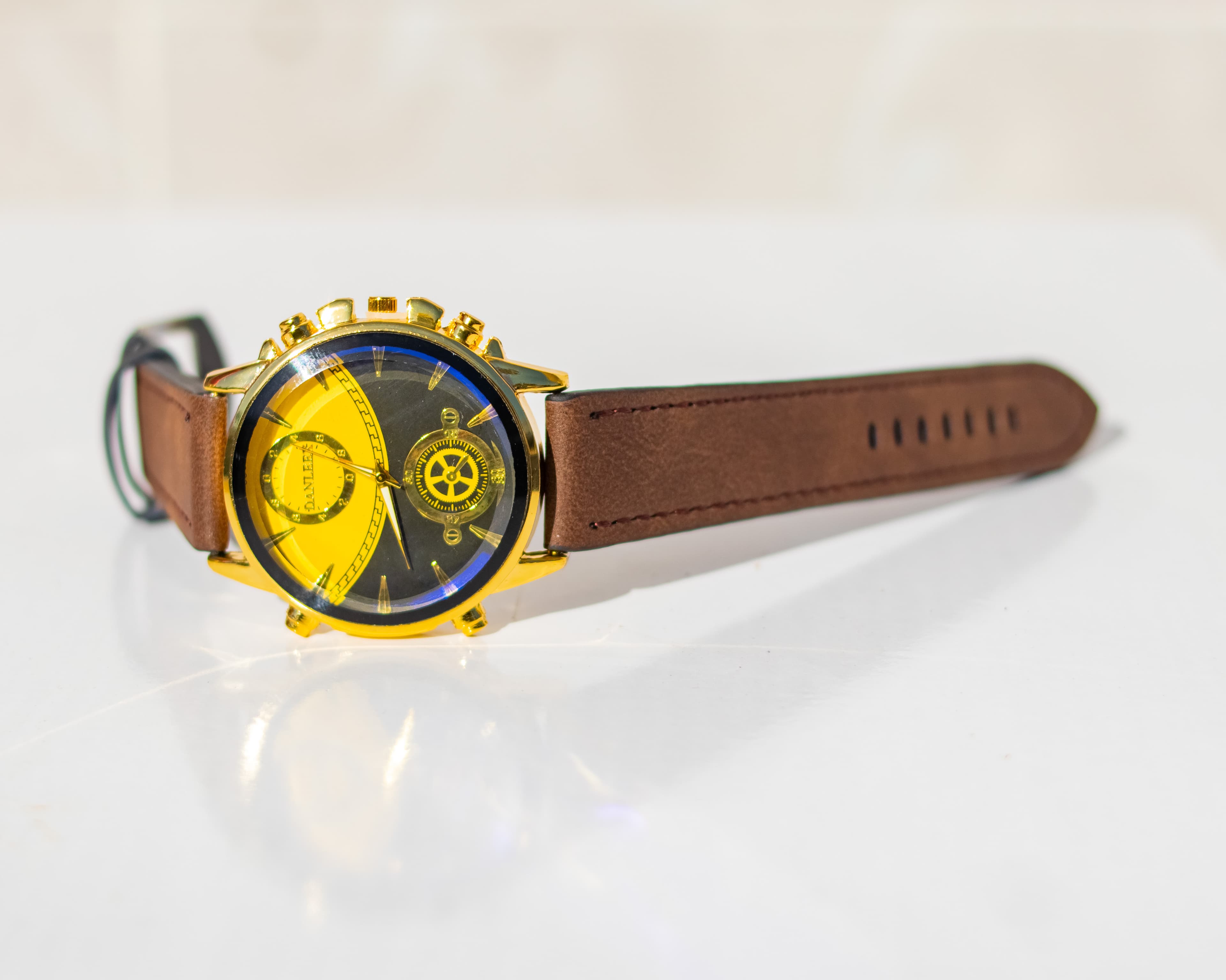 Luxury gold-tone dial with brown leather straps