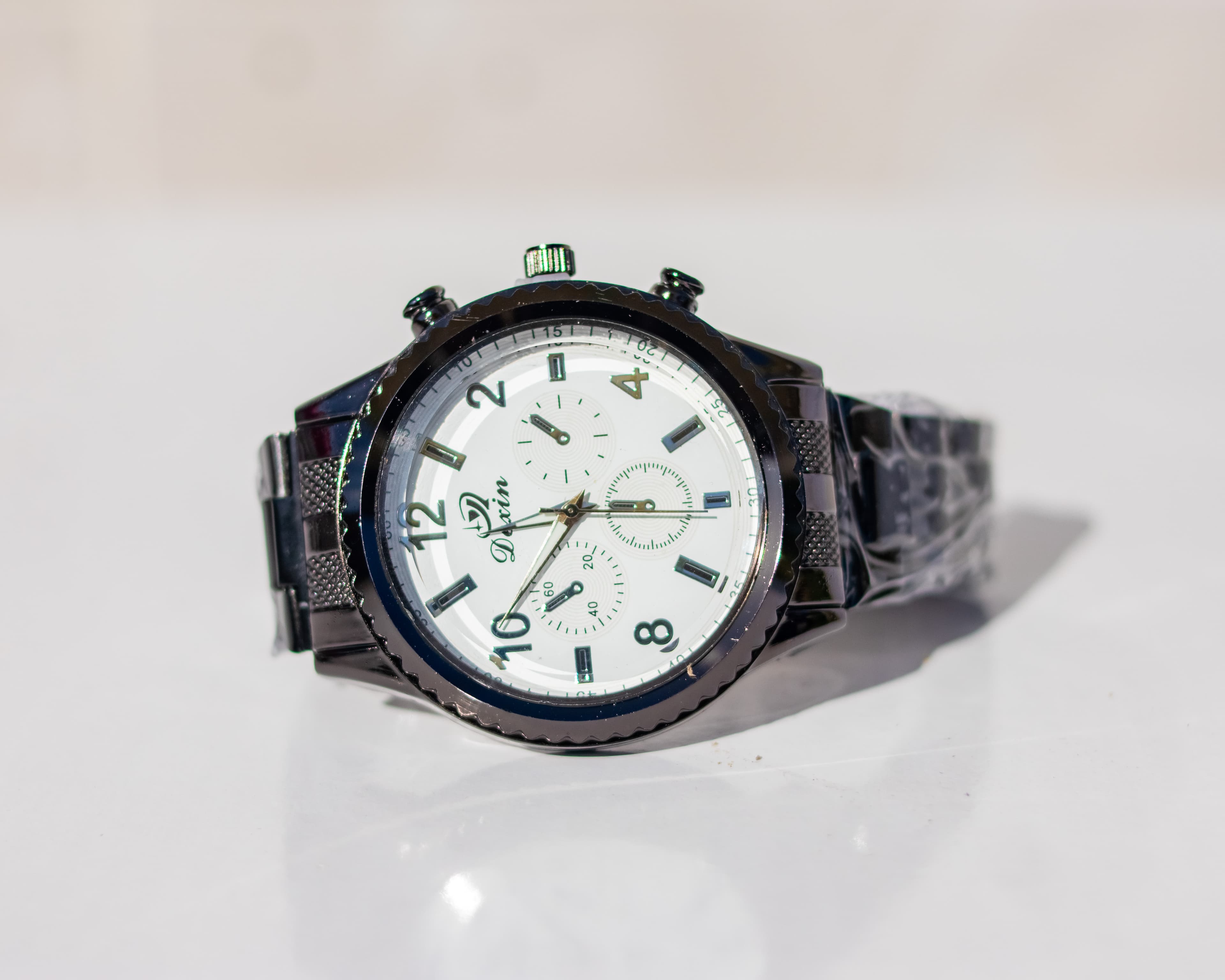 Silver round metallic men wristwatch