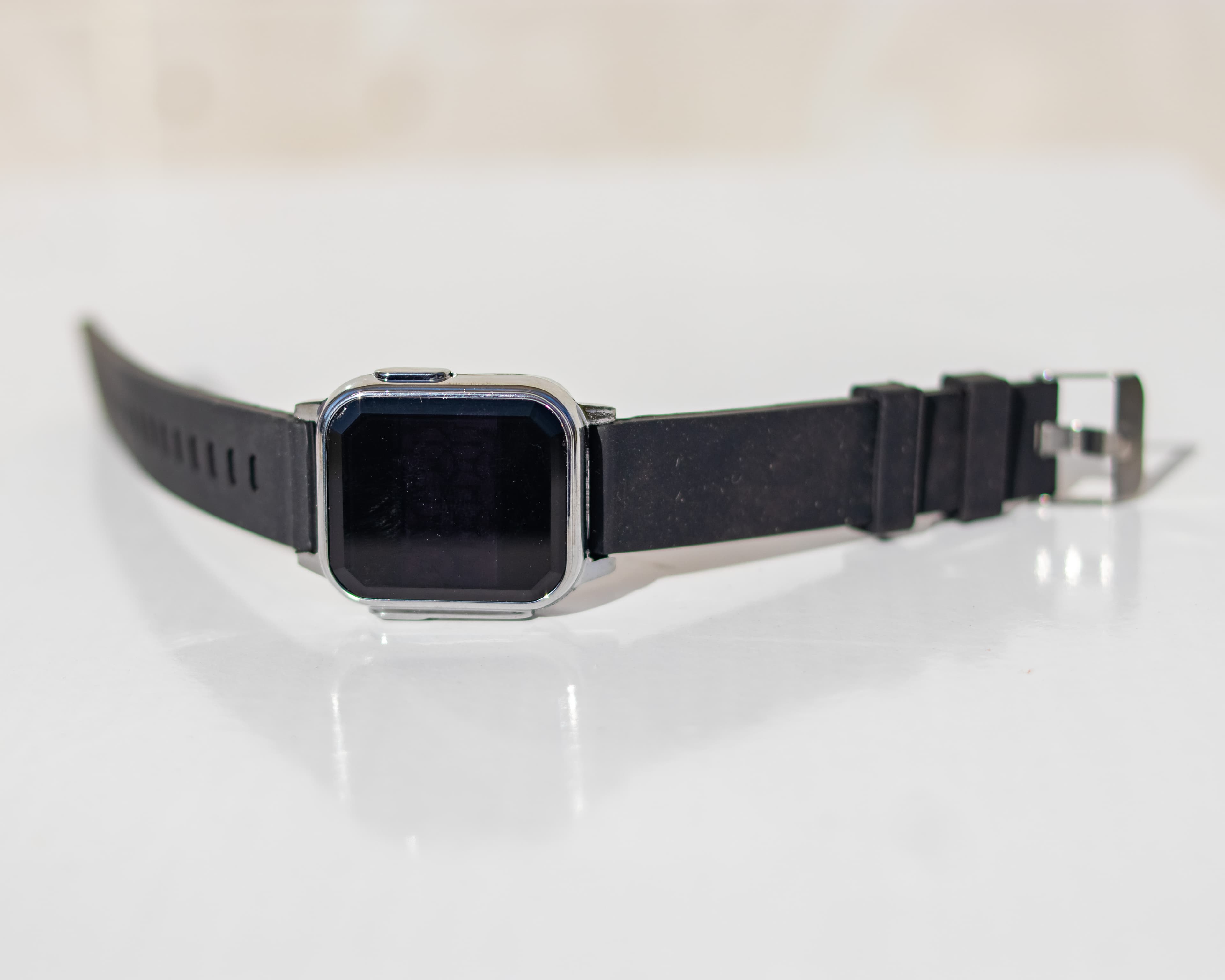 Stylish rubber smart wristwatch