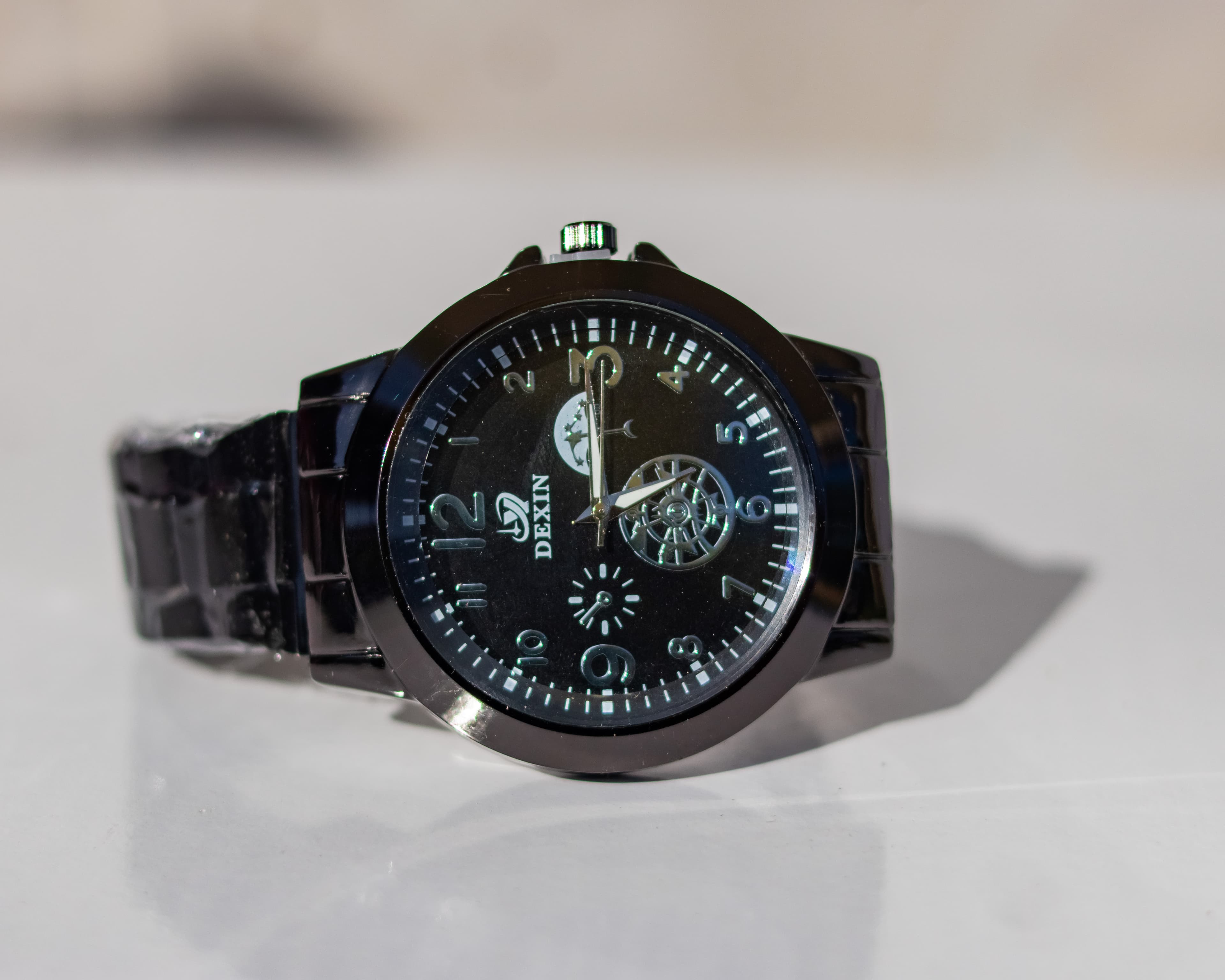 Black dial metallic men wristwatch