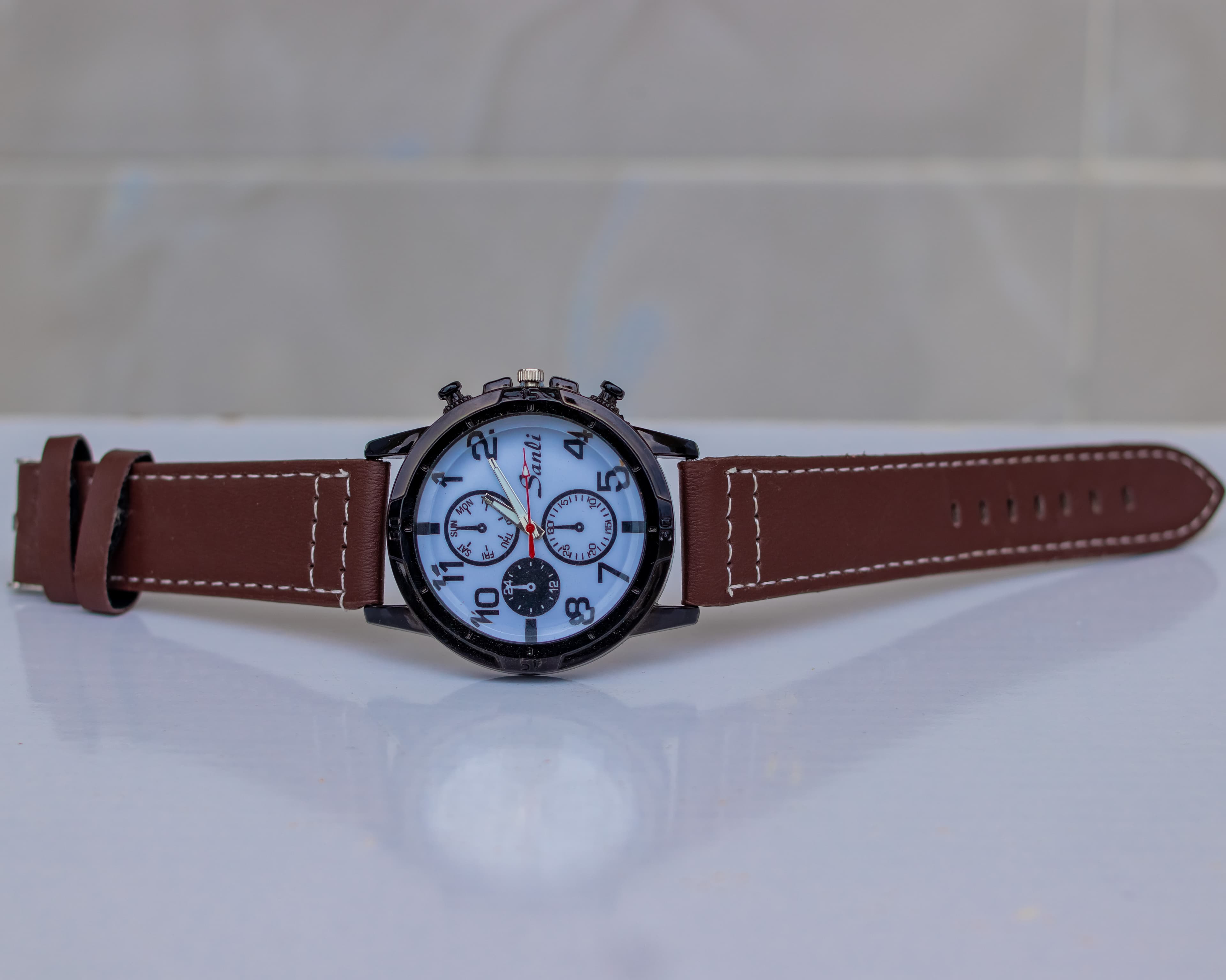 Stylish chronograph wristwatch