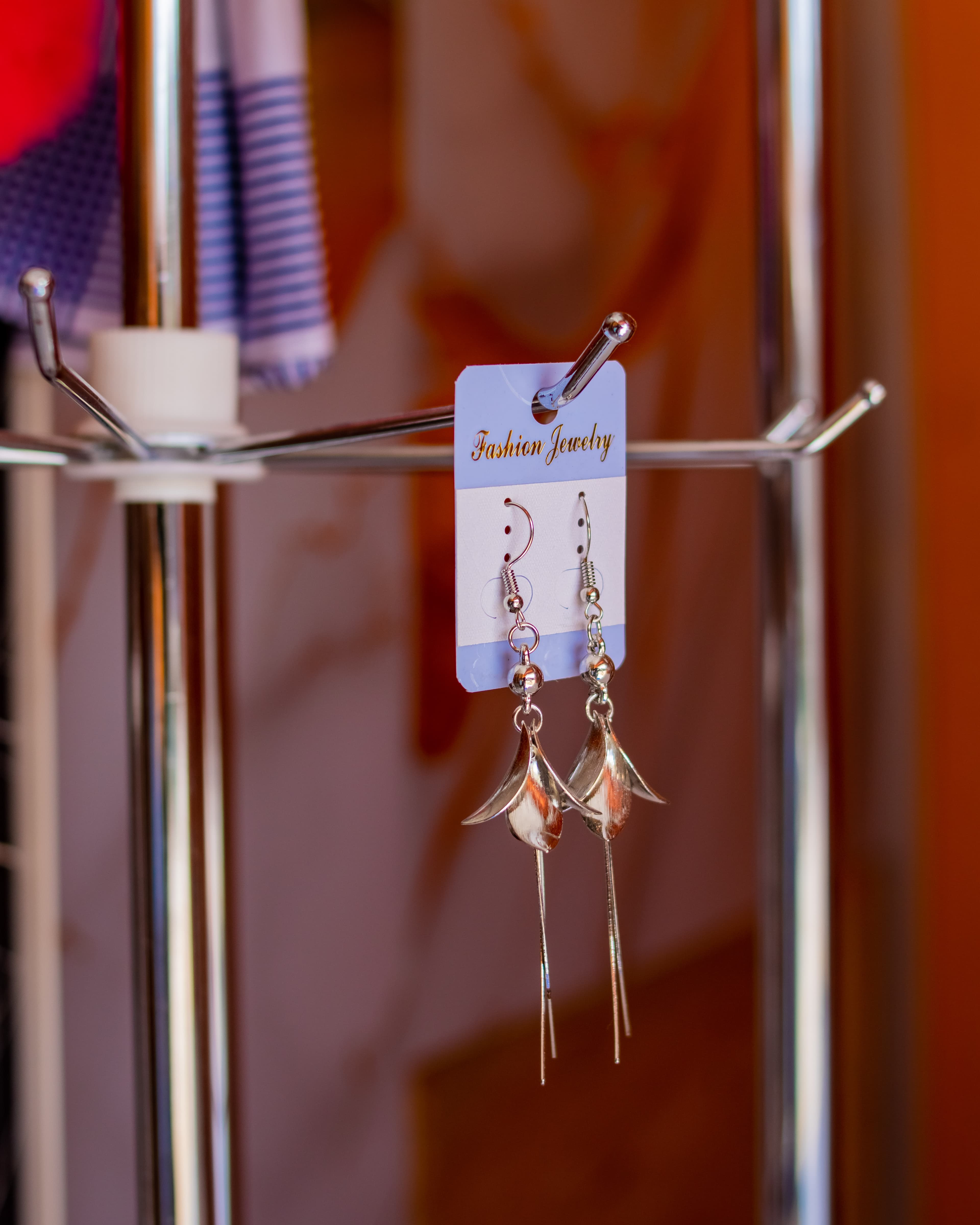 Silvery-flower dangling earrings