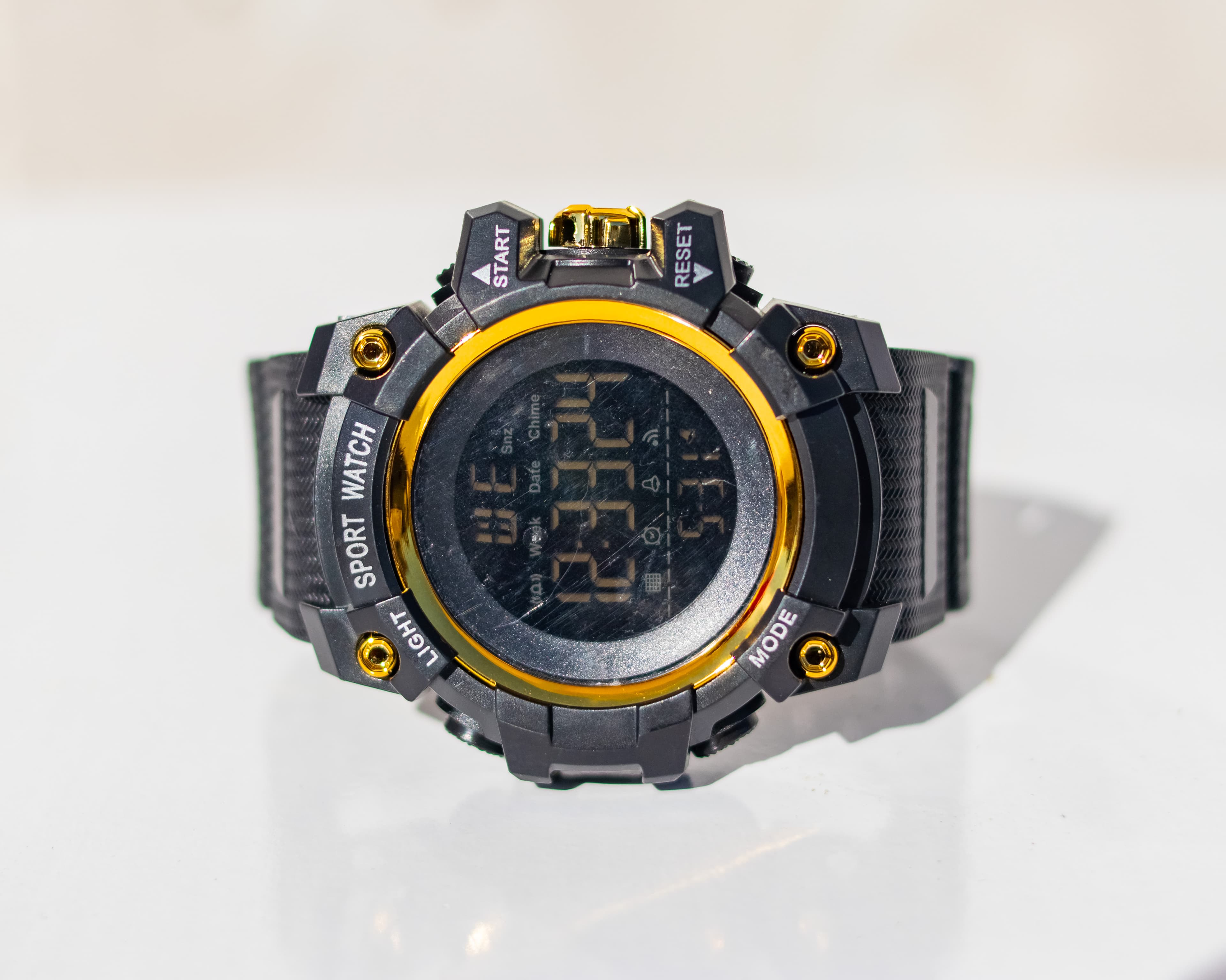 Yellow-black sporty wristwatch