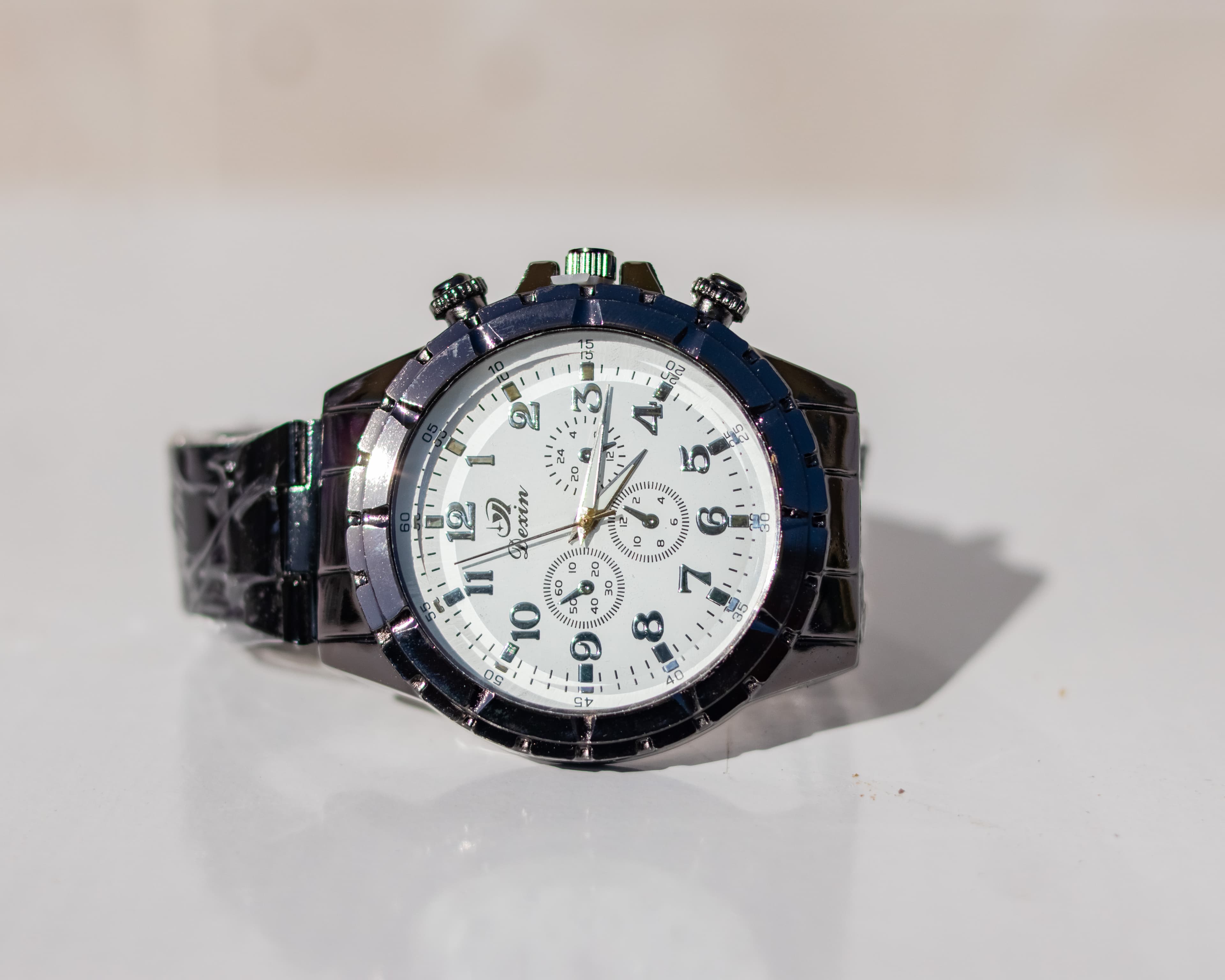 Silvery stylish round men wristwatch