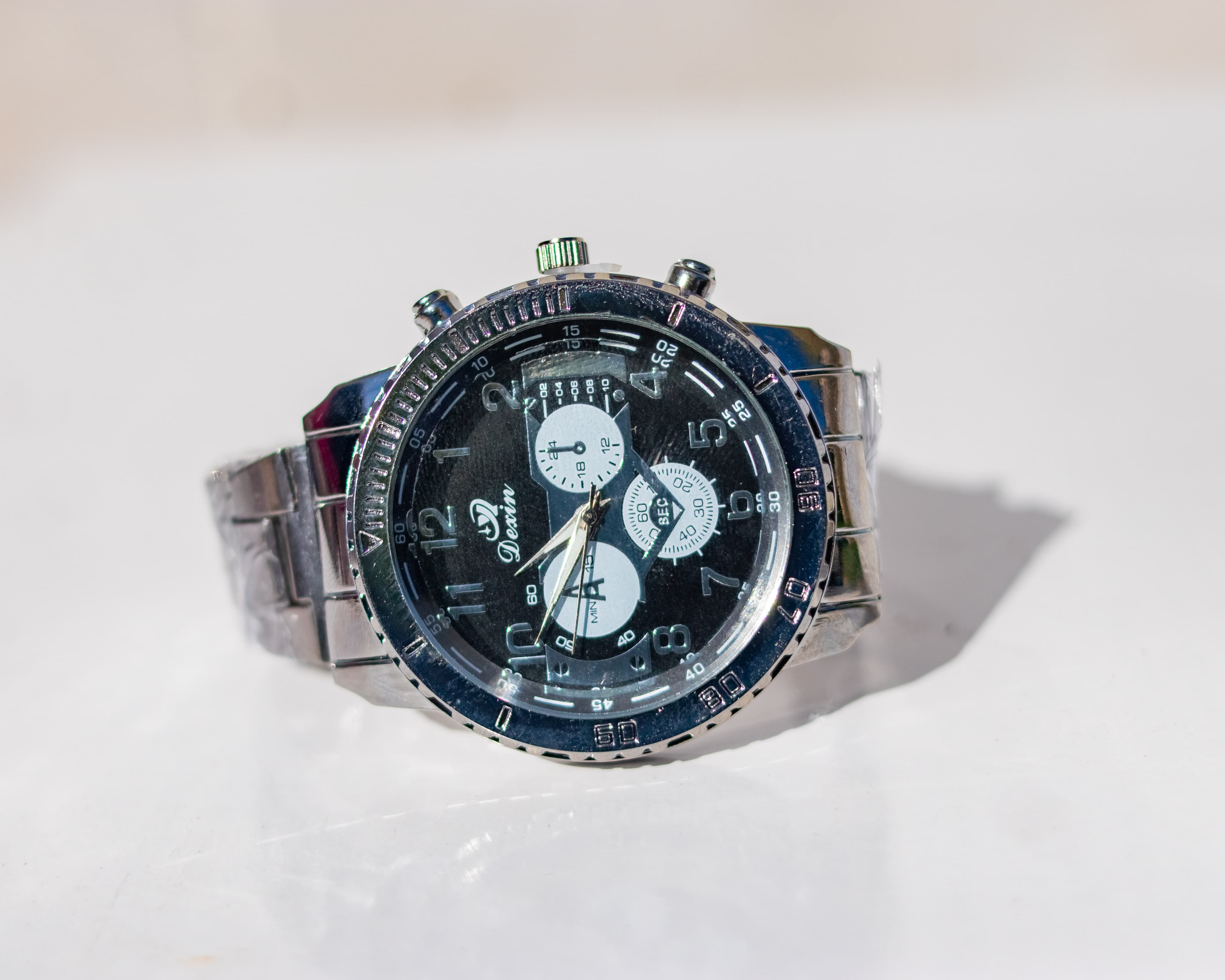Stylish-silvery men wristwatch
