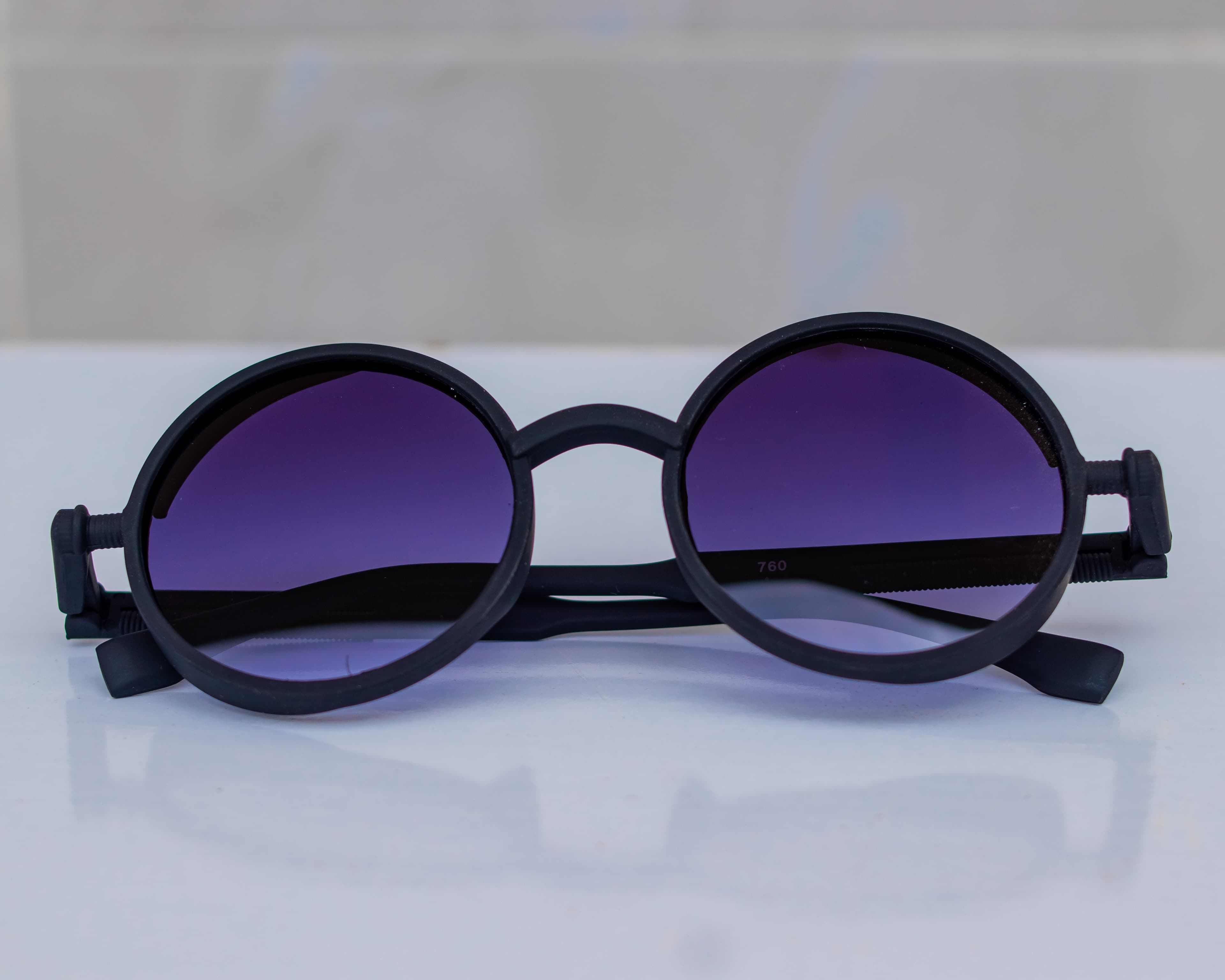 Round vintage-style adult sunglasses